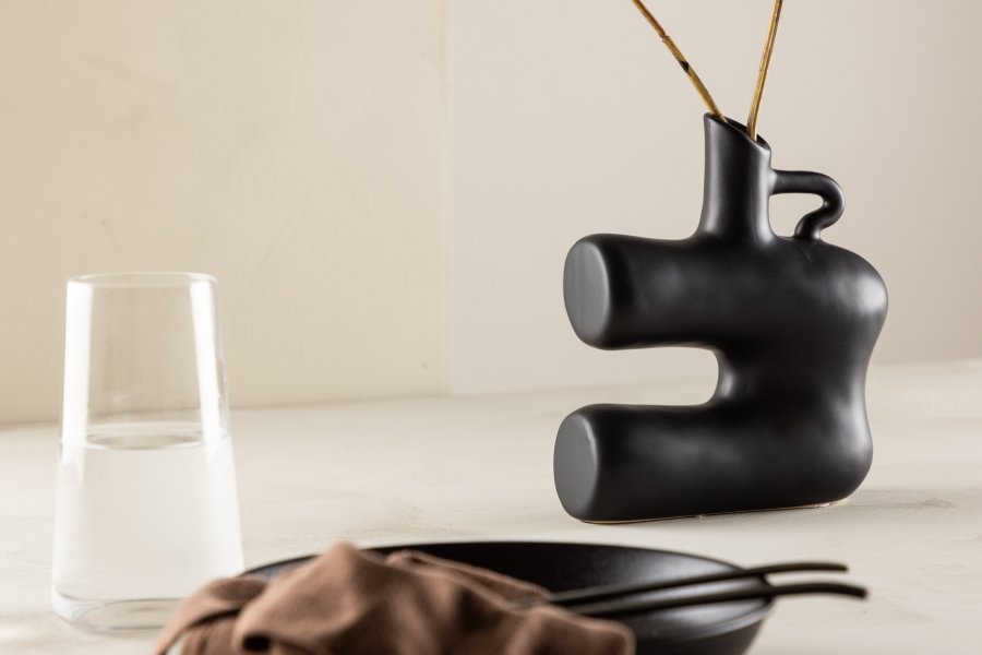 VENTURE DESIGN Dity vase - matt svart steinty (18x7x19H)