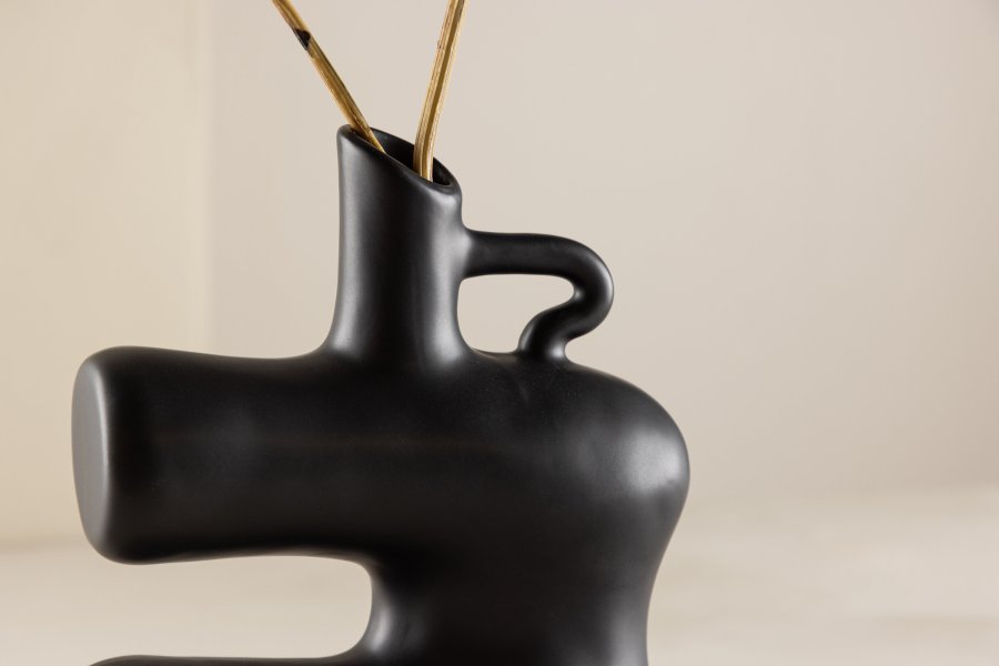 VENTURE DESIGN Dity vase - matt svart steinty (18x7x19H)