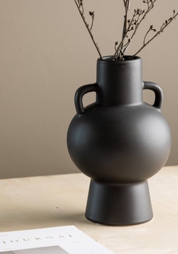 VENTURE DESIGN Cent vase, m. 2 hndtak - matt svart steinty (16x16x24)