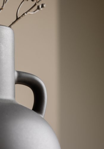 VENTURE DESIGN Cent vase, m. 2 hndtak - matt svart steinty (16x16x24)