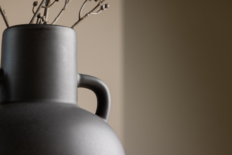 VENTURE DESIGN Cent vase, m. 2 hndtak - matt svart steinty (16x16x24)