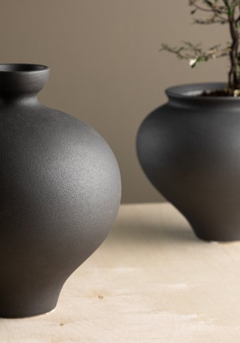 VENTURE DESIGN Rellis vase, rund - svart keramikk (D6xH24xB20)