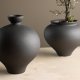 VENTURE DESIGN Rellis vase, rund - svart keramikk (D6xH24xB20)