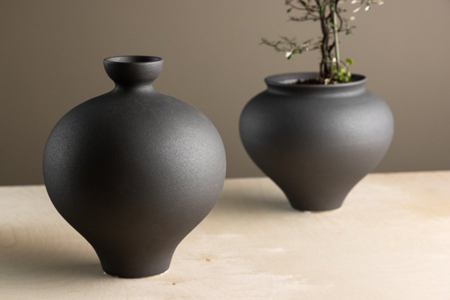 VENTURE DESIGN Rellis vase, rund - svart keramikk (D6xH24xB20)