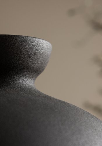 VENTURE DESIGN Rellis vase, rund - svart keramikk (D6xH24xB20)