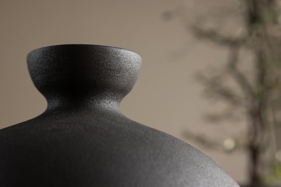 VENTURE DESIGN Rellis vase, rund - svart keramikk (D6xH24xB20)