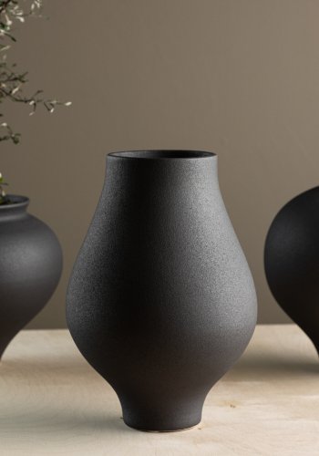 VENTURE DESIGN Rellis vase, rund - svart keramikk (D10xH24xB14)