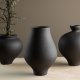 VENTURE DESIGN Rellis vase, rund - svart keramikk (D10xH24xB14)