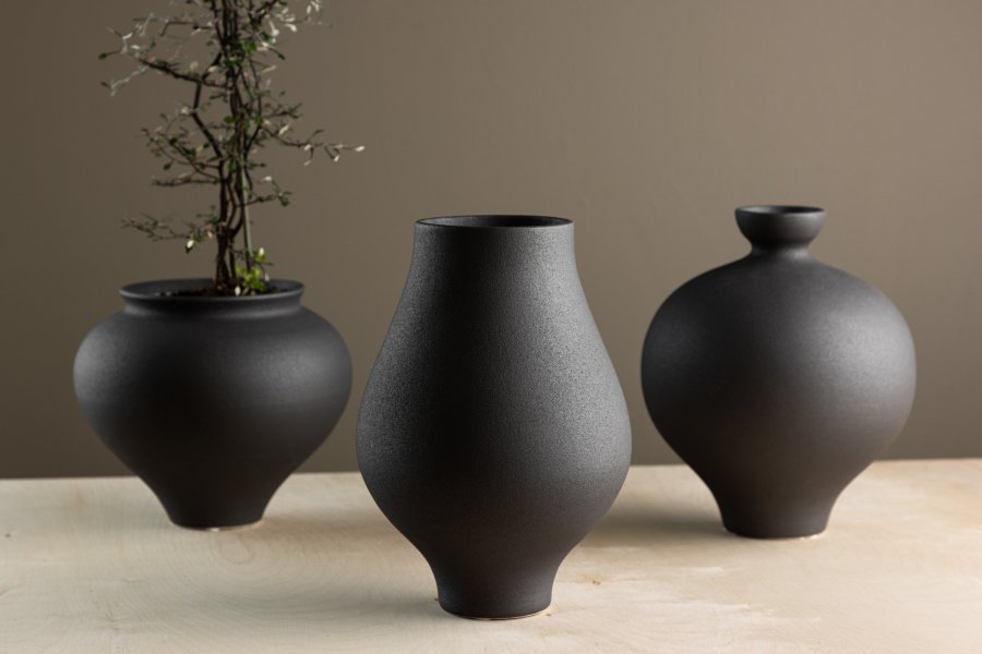 VENTURE DESIGN Rellis vase, rund - svart keramikk (D10xH24xB14)