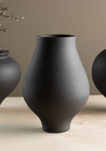 VENTURE DESIGN Rellis vase, rund - svart keramikk (D10xH24xB14)