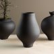 VENTURE DESIGN Rellis vase, rund - svart keramikk (D10xH24xB14)