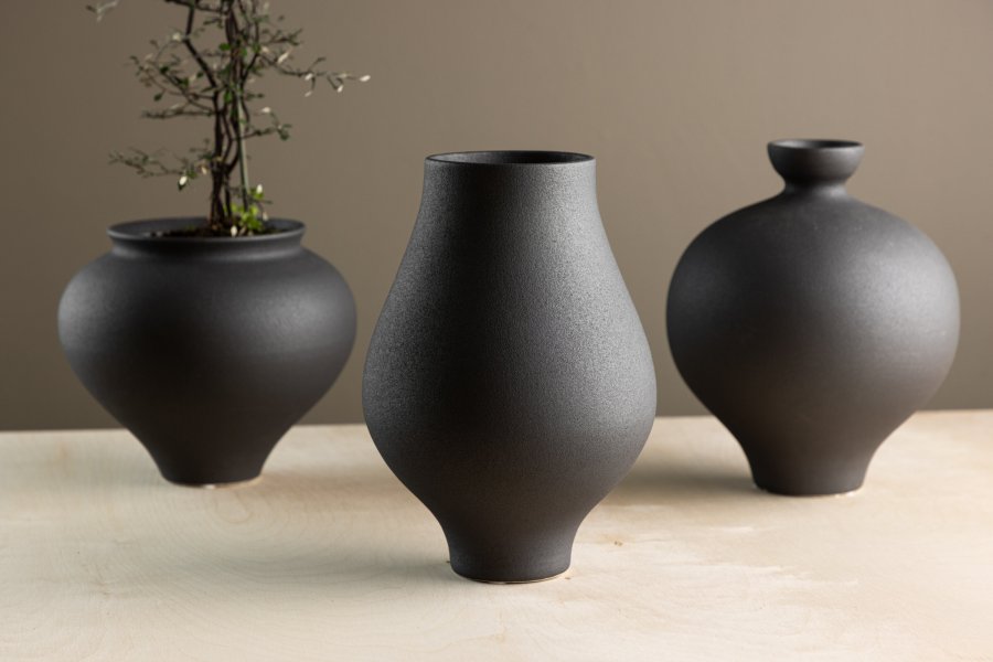 VENTURE DESIGN Rellis vase, rund - svart keramikk (D10xH24xB14)