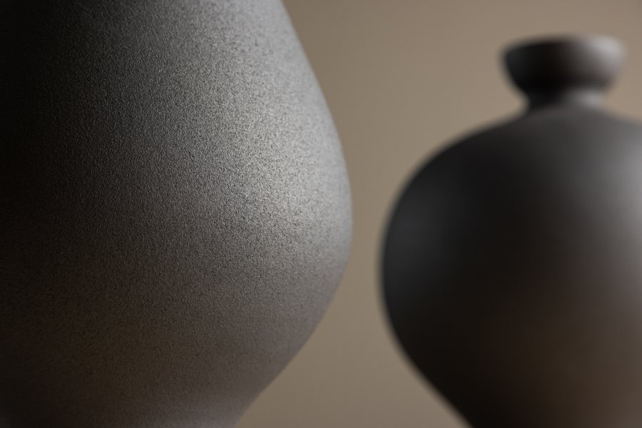 VENTURE DESIGN Rellis vase, rund - svart keramikk (D10xH24xB14)