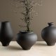 VENTURE DESIGN Rellis vase, rund - svart keramikk (D11xH18xB18)