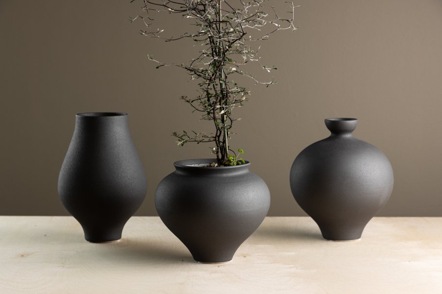 VENTURE DESIGN Rellis vase, rund - svart keramikk (D11xH18xB18)