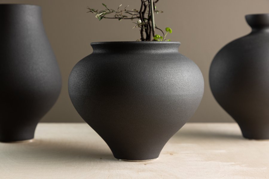 VENTURE DESIGN Rellis vase, rund - svart keramikk (D11xH18xB18)