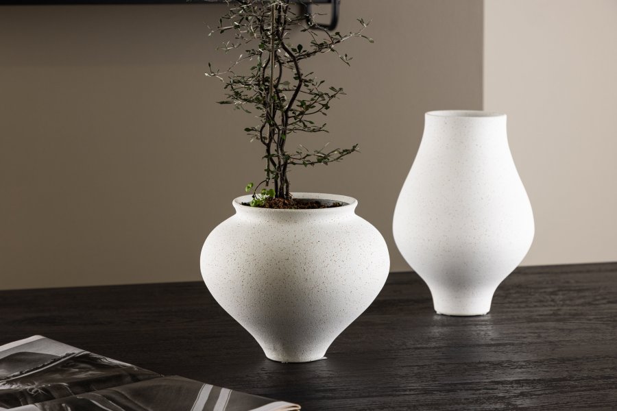 VENTURE DESIGN Rellis vase, rund - hvite/svarte prikker keramikk (D11xH18xB18)
