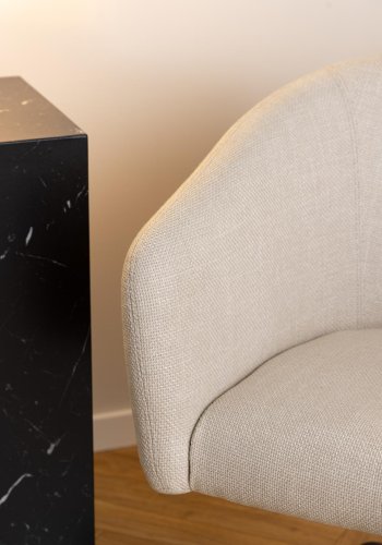 ACT NORDIC Ramsey Drehstuhl, mit Armlehnen und Reißverschluss – beiger Stoff und schwarzer Stahl