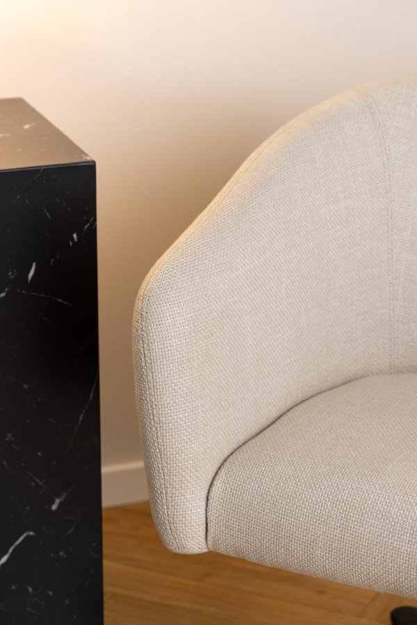 ACT NORDIC Ramsey Drehstuhl, mit Armlehnen und Reißverschluss – beiger Stoff und schwarzer Stahl