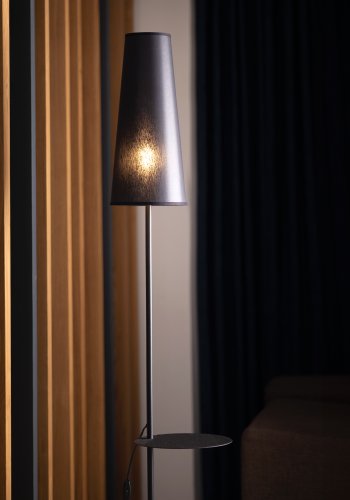 TK Zing gulvlampe, m. 1 hylle - svart stoff og svart metall