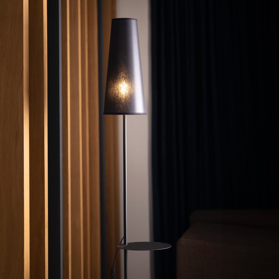 TK Zing gulvlampe, m. 1 hylle - svart stoff og svart metall