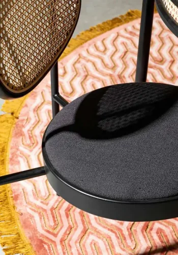 BOLD MONKEY Don't Stop The Webbing Esszimmerstuhl – natürliches Rattan, schwarzes Buchenholz, Polyester und Eisen