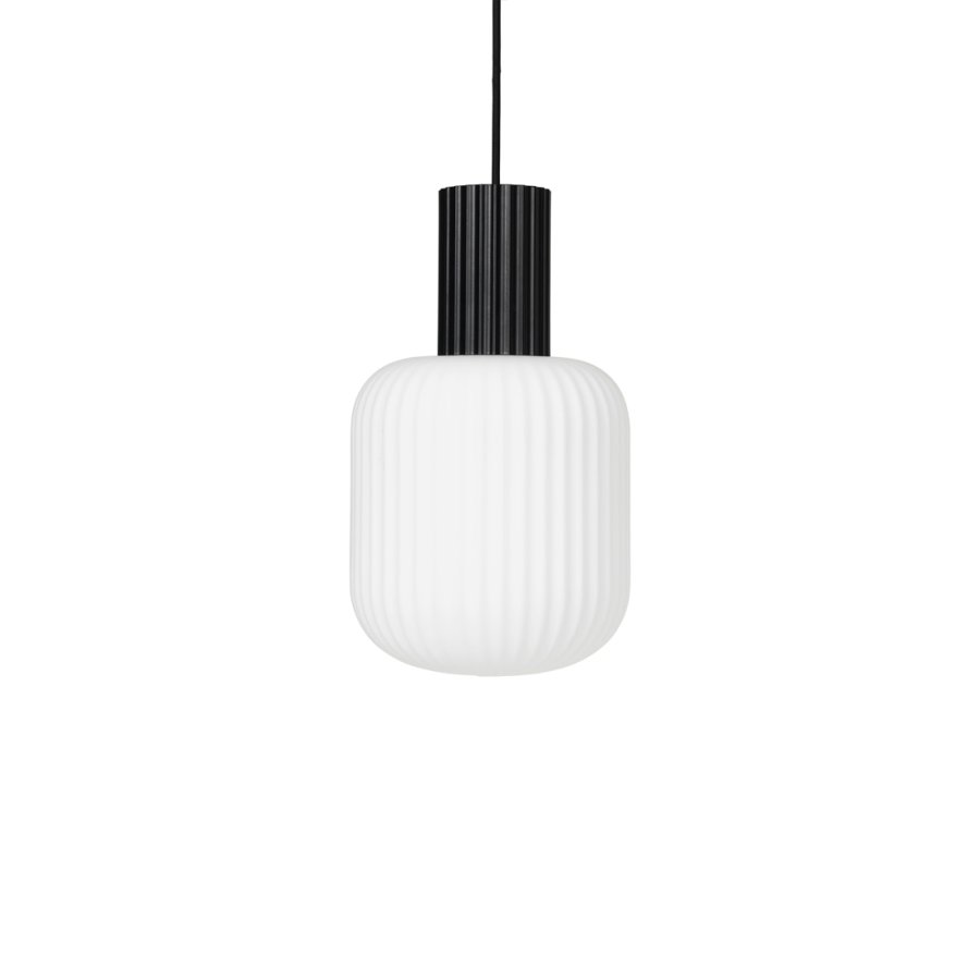 BROSTE COPENHAGEN Lolly taklampe - hvitt opalt glass og sort aluminium