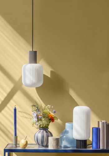 BROSTE COPENHAGEN Lolly bordlampe - hvitt opalt glass og sort aluminium