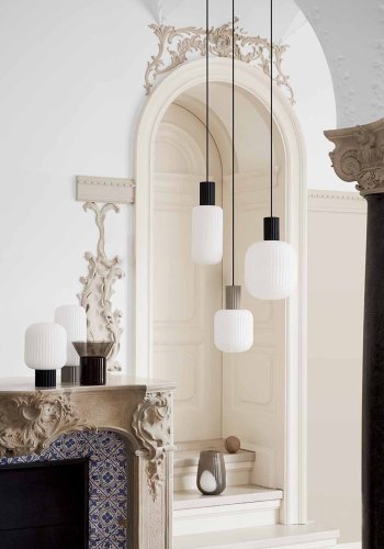 BROSTE COPENHAGEN Lolly bordlampe - hvitt opalt glass og sort aluminium