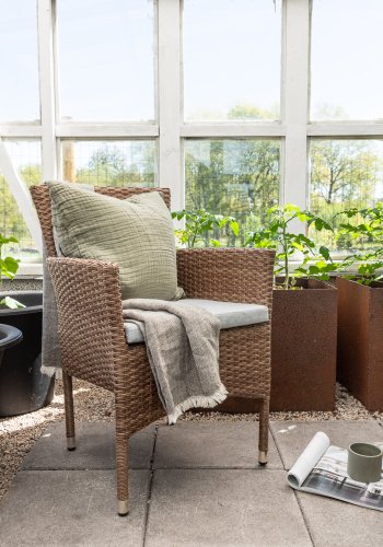 VENTURE DESIGN Malina hagestol, med armlener og stoffpute - naturlig polyrattan og beige aluminium
