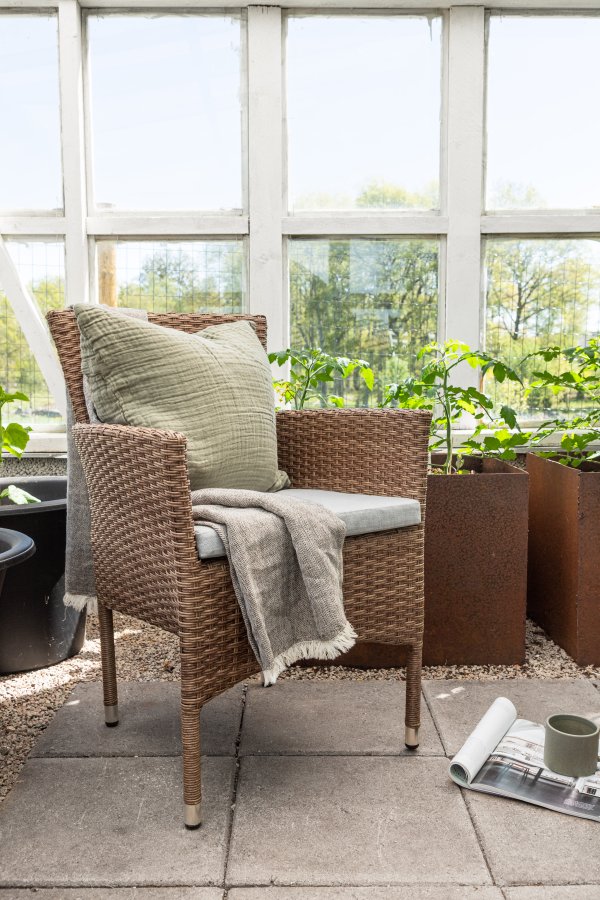 VENTURE DESIGN Malina hagestol, med armlener og stoffpute - naturlig polyrattan og beige aluminium