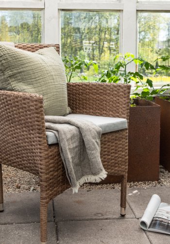 VENTURE DESIGN Malina hagestol, med armlener og stoffpute - naturlig polyrattan og beige aluminium
