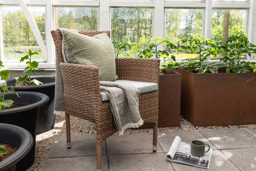 VENTURE DESIGN Malina hagestol, med armlener og stoffpute - naturlig polyrattan og beige aluminium