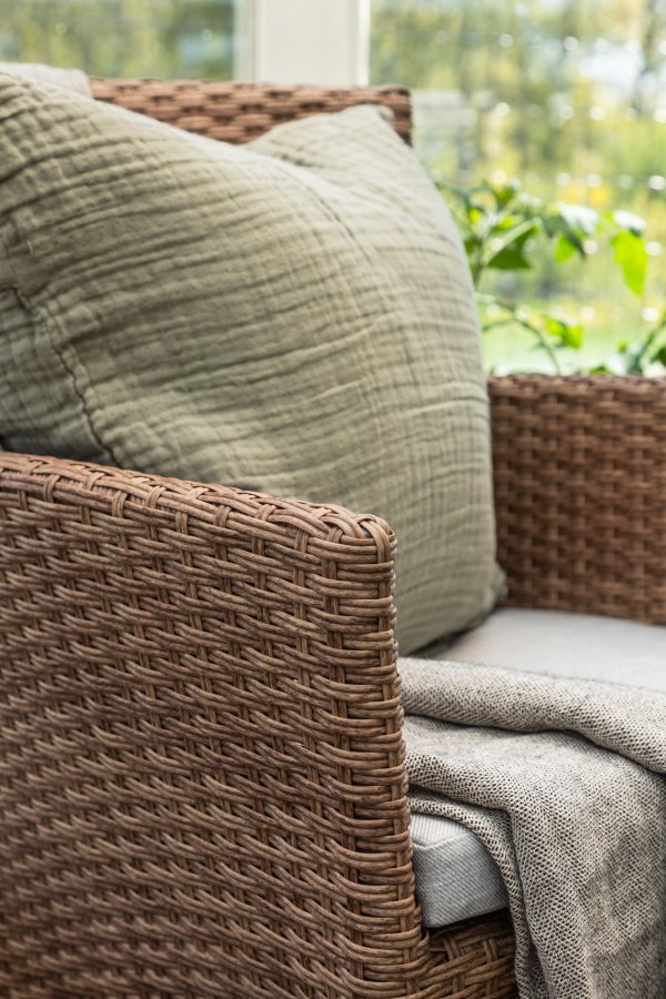 VENTURE DESIGN Malina hagestol, med armlener og stoffpute - naturlig polyrattan og beige aluminium