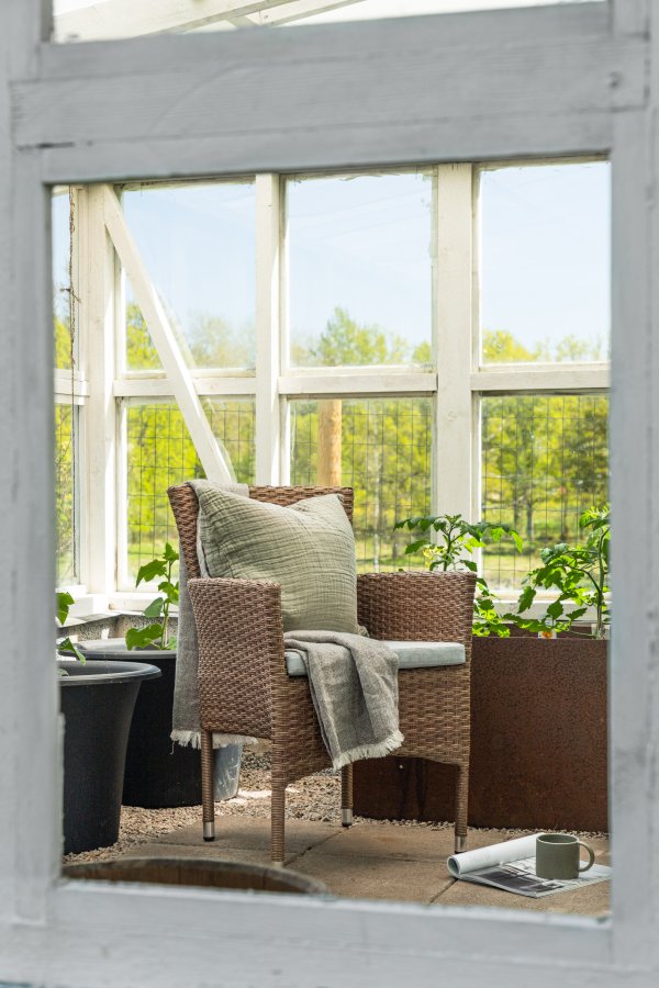 VENTURE DESIGN Malina hagestol, med armlener og stoffpute - naturlig polyrattan og beige aluminium