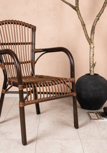 VENTURE DESIGN Galera Gartenstuhl, m. Armlehnen – braunes Polyrattan und Aluminium