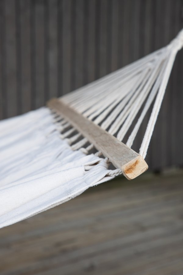 VENTURE DESIGN Anini hengekye - hvitt stoff og naturlig tre