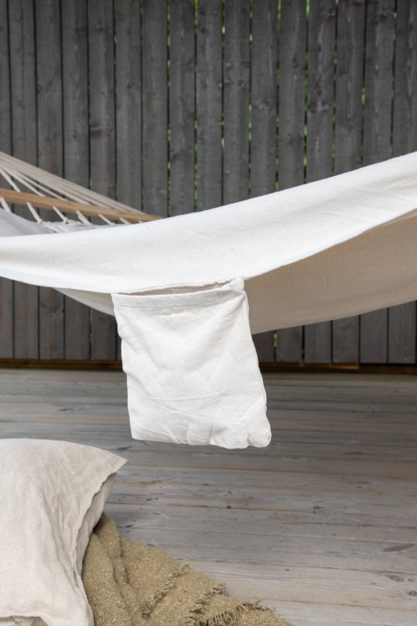 VENTURE DESIGN Anini hengekye - hvitt stoff og naturlig tre