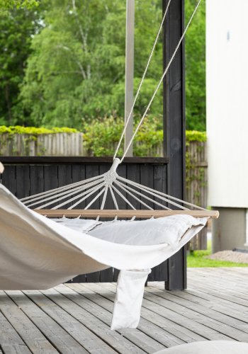 VENTURE DESIGN Anini hengekye - hvitt stoff og naturlig tre