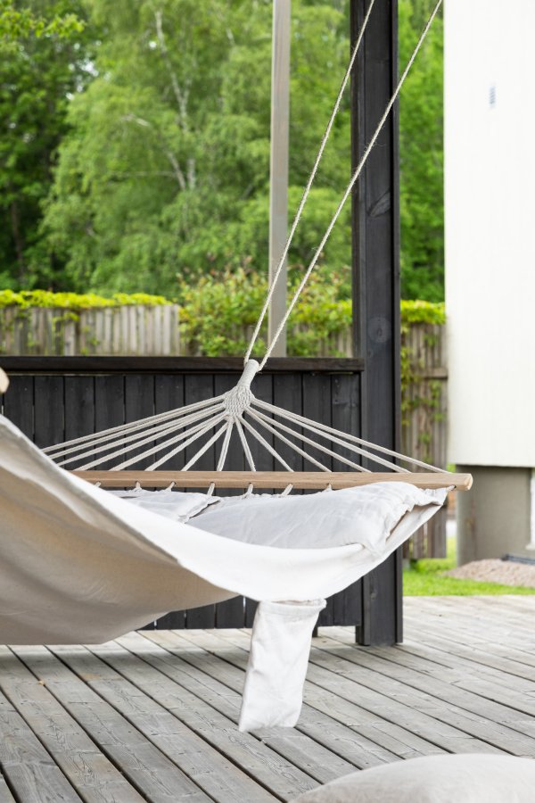 VENTURE DESIGN Anini hengekye - hvitt stoff og naturlig tre