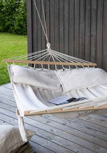 VENTURE DESIGN Anini hengekye - hvitt stoff og naturlig tre