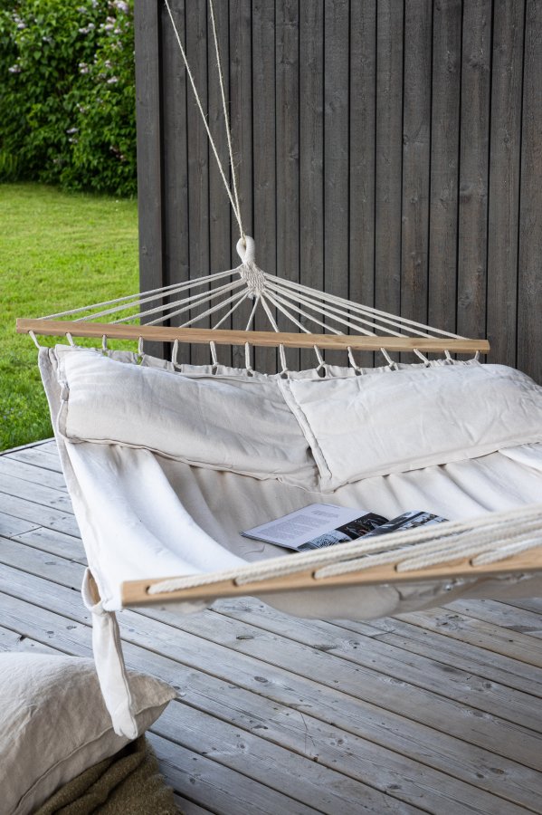 VENTURE DESIGN Anini hengekye - hvitt stoff og naturlig tre