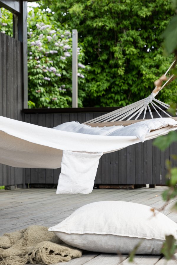 VENTURE DESIGN Anini hengekye - hvitt stoff og naturlig tre