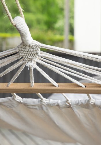 VENTURE DESIGN Anini hengekye - hvitt stoff og naturlig tre