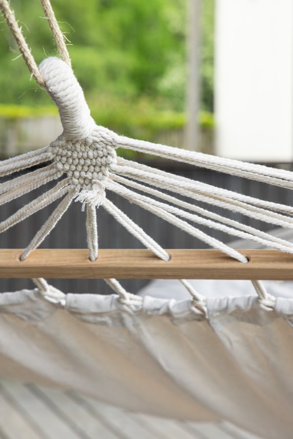 VENTURE DESIGN Anini hengekye - hvitt stoff og naturlig tre