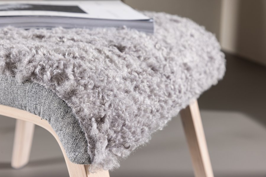 VENTURE DESIGN Frö Sessel mit Fußhocker und Nackenkissen - hellgraues Polyester und Eichenfurnier