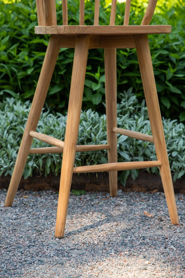 VENTURE DESIGN Bullerbyggd Outdoor-Barhocker mit Rückenlehne und Fußstütze – natürliches Teakholz