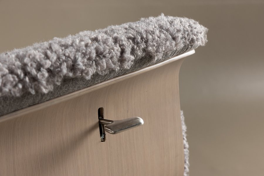 VENTURE DESIGN Hagön Relaxsessel mit Fußhocker – grauer Stoff, weiß getünchtes Holz und verchromtes Metall