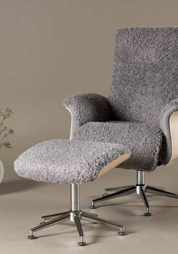 VENTURE DESIGN Hagön Relaxsessel mit Fußhocker – grauer Stoff, weiß getünchtes Holz und verchromtes Metall