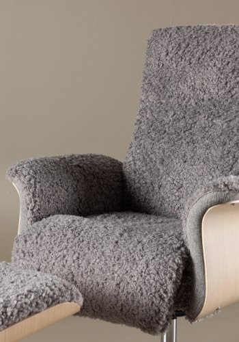 VENTURE DESIGN Hagön Relaxsessel mit Fußhocker – grauer Stoff, weiß getünchtes Holz und verchromtes Metall